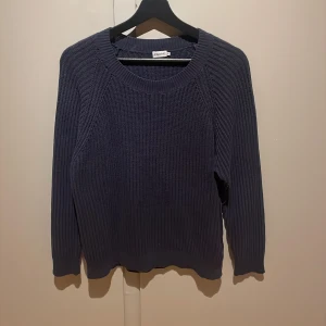 Stickad tröja - Säljer en stickad tröja från Filippa K i mycket bra skick. Säljs billigt då den förmodligen används flitigare hos någon annan:)