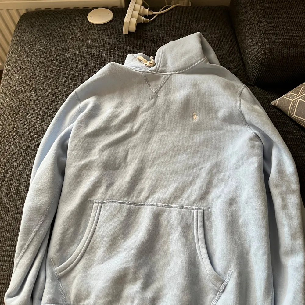 Ljusblå hoodie från Ralph Lauren med vita detaljer, storlek M, använd men rätt så bra skick! . Hoodies.