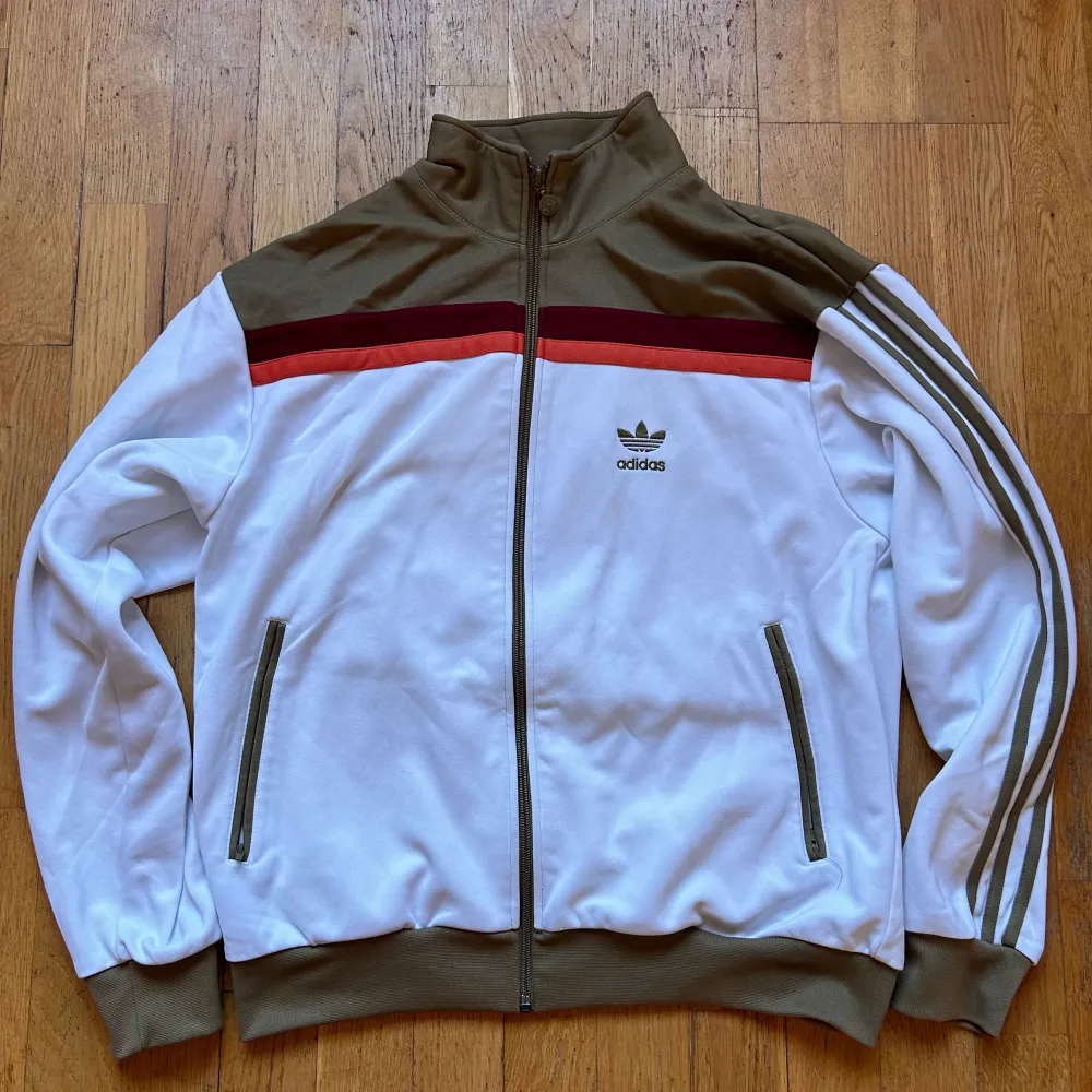 Nice adidas tracktop i bra skick. Passar M.. Tröjor & Koftor.