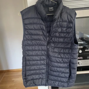 Mörblå väst - Tja, säljer denna mörblåväst, skicket är bra på den, inga defekter. Pris kan diskuteras vid snabb affär