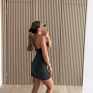 Zara glittrig klänning  - Säljer min fina helt oanvända glittriga klänning från Zara, storlek S 🤍 