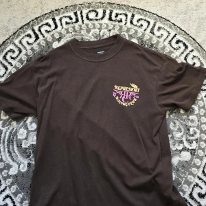 Represent T-Shirt Medium - Gillar inte stilen längre, inte använd ofta, pris kan diskuteras.