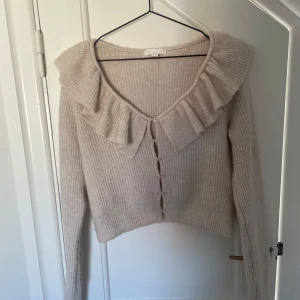 Beige stickad kofta m volang - I jättebra skick - använd väldigt få gånger!🤍 Skriv till mig innan du trycker på köp nu🙏🏻 