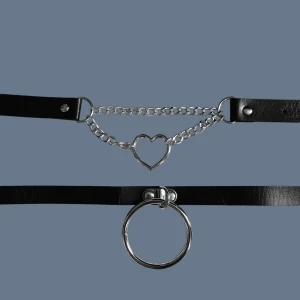Svart bälte med hjärtformad detalj - 2 st chokers i PU-läder som knappt har används då jag är en gold-girlie. 