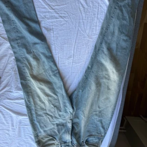 Ljusblå jeans från Totême - Säljer ett par ljusblå jeans från Totême i storlek 30, längd 34. De är tillverkade i 100% bomull och har en klassisk design med raka ben och en normal passform. Perfekta för både vardag och fest!