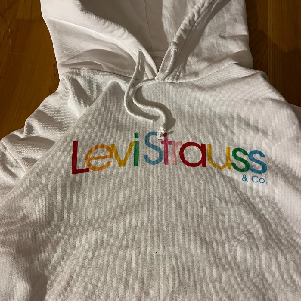 Håll dig varm och stilren med vår klassiska Levi's hoodie. Med mjukt och bekvämt bomullsmaterial är den perfekt för svala höstdagar. Hoodien har en avslappnad passform och den ikoniniska Levis logan. Hör av dig vid intressse!. Hoodies.