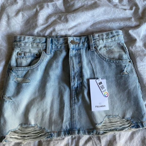 Jeanskjol  - Säljer denna super fina jeanskjol från Pull & Bear. Helt ny med prislapp! Skriv för funderingar eller fler bilder🌸