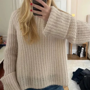 Stickad tröja  - SUPERSNYGG verkligen!! Mycket mohair i sig därför väldigt bra kvalitet ❤️❤️❤️