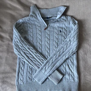 Ralph Lauren stickad tröja - Ralph Lauren stickad tröja i väldigt bra skick. Säljer för den kommer inte till användning alls. Har fått egen lång råsa sträng som inte går att få bort de bild 4 men syns knappast. Nypris ungefär 2000 på CareOfCarl