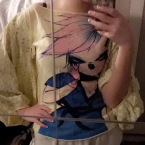 Fornarina topp - Tröja från märket fornarina med ballongärmar som har öppen arm. (syns på tredje bilden). Tryck på mitten av tröjan med söt tjej. Mönster på ärmarna som ser ut att vara små söta fåglar. Vill inte bli av med den tröjan men den måste hitta ett nytt hem,