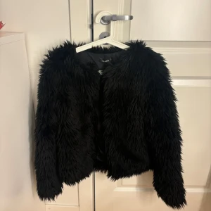 Jacka - Säljer denna fluffiga vinterjacka i storlek xs.