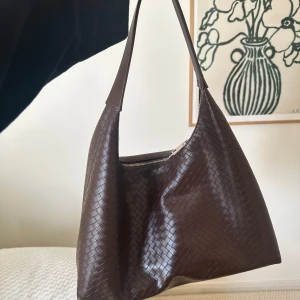 Brun väska  - Sjukt snygg brun väska, perfekt storlek och hänger så fint på axeln!🐻🩷