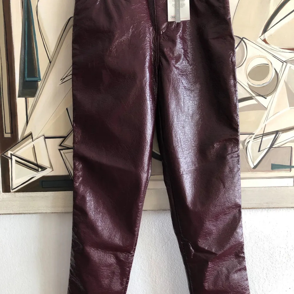 Ett par nya byxor med lapparna kvar i från asos Denim tall Burgundy lack. Strl 36. Jeans & Byxor.