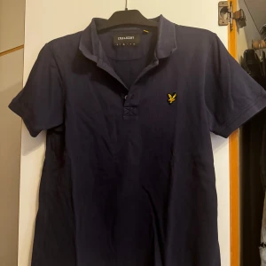 Lyle & scott piké - Marin blå lyle scott pike storlek M sitter tightare vid armarna