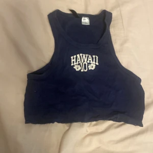En marinblå topp från H&M  - Säljer en topp från H&M i storlek xxs 
