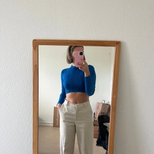 Blå topp - Snygg blå topp från nakd med lite högre krage. Typ ribbad
