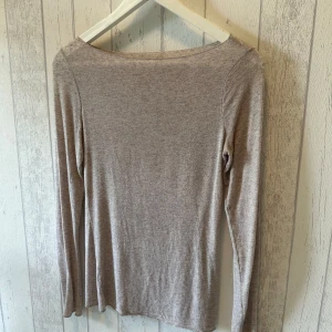 Intimissimi tröja  - Kashmir tröja från Intimissimi i en rosa/beige färg. Köpt förra sommaren. Kan fixa mer bilder om ni är intresserade💞