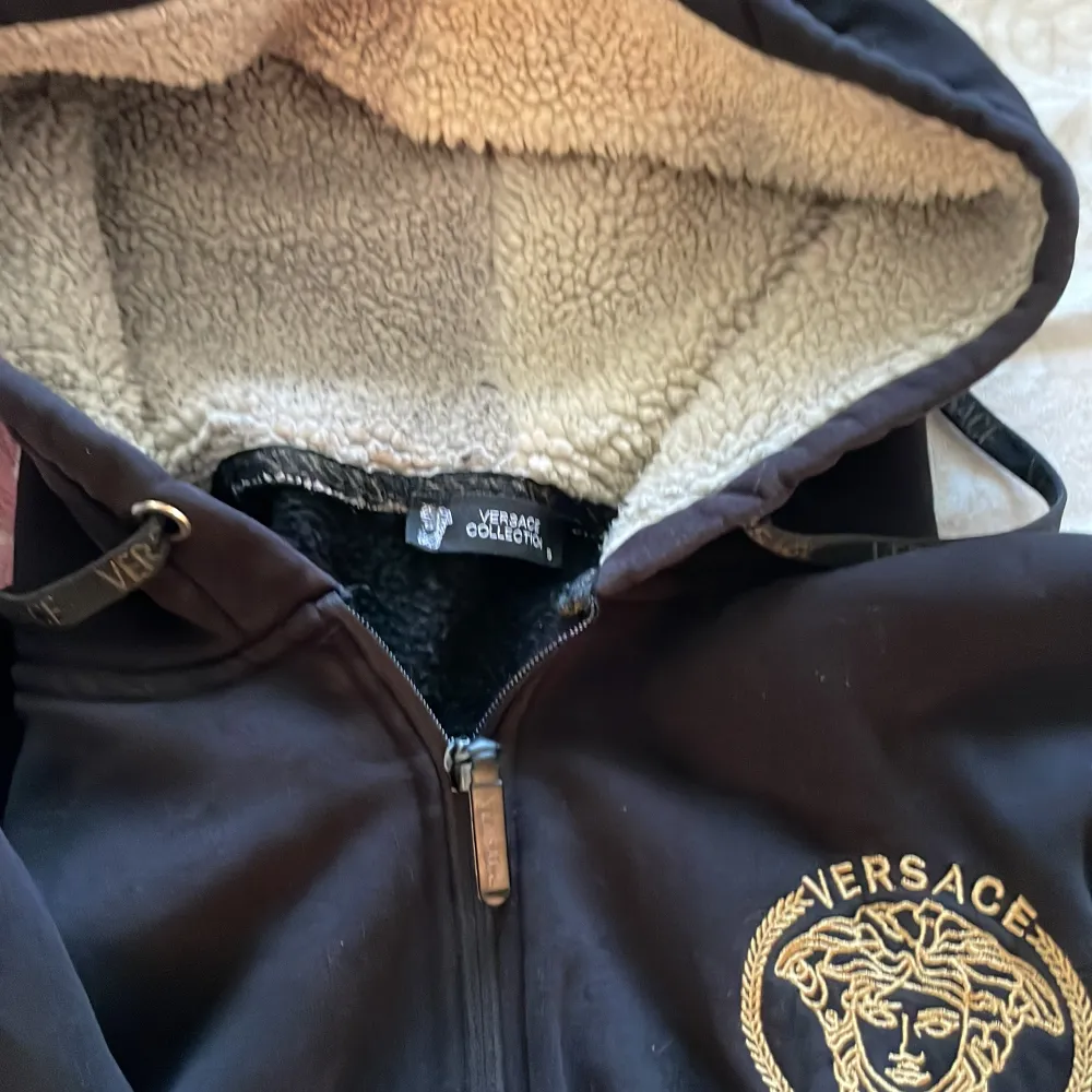 Versace tracksuit väldigt bra för vintern så att man inte blir kall den är stilig och har många bra saker för den. Storleken är S . Hoodies.