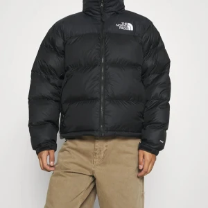 The north face jacka - En varm och jätte fin jacka i storlek S men passar den som har stolek m också! Om ni vill se tydligare bilder så kan ni skriva till mig. Den har dessutom en luva man kan ta ut om det skulle regna😊 pris kan diskuteras! Frakt ingår 