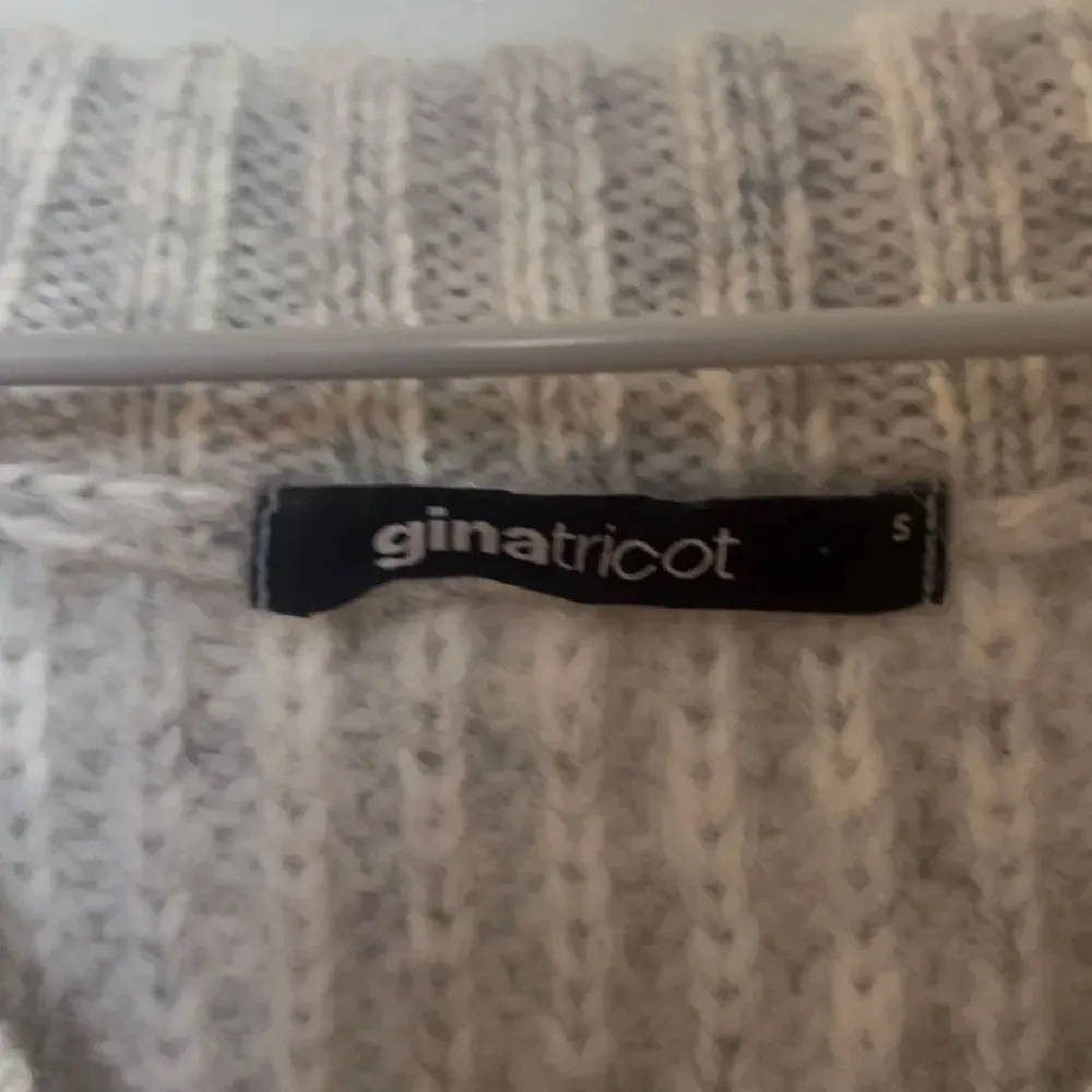 Säljer en supermysig grå stickad tröja från Gina Tricot. Den har en härlig ribbad struktur och är perfekt för kyliga dagar. Tröjan är långärmad och har en avslappnad passform som gör den både bekväm och stilren. Perfekt för höst och vinter!. Tröjor & Koftor.