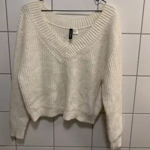 Stickad tröja från H&M, storlek M, sitter som den ska, den ser stor ut på bilderna eftersom jag egentligen har storlek XS-S, inga tydliga tecken på användning