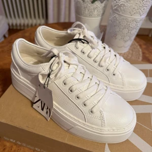 🌸NYA🌸 oanvända platåsneakers ZARA - Helt nya oanvända skor från Zara. Jag har i vanliga fall storlek 39 men upplever att dessa är stora i storleken. 