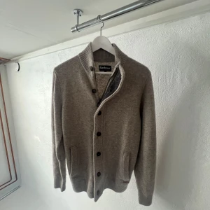 Barbour stickad kofta - Stickad Barbour cardigan. Storlek S. Skick 10/10. Inga tecken på användning alls. Köpt på Miinto. Priset inte hugget i sten vid snabb affär. 