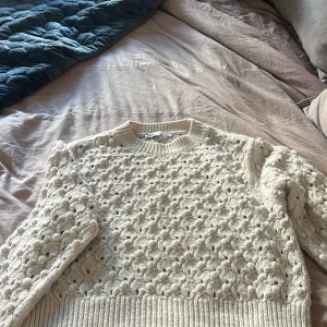 Stickad tröja  - Skitsnygg stickad tröja perfekt till hösten! Storlek M men passar mig som s 💕 säljer då den ibte används 