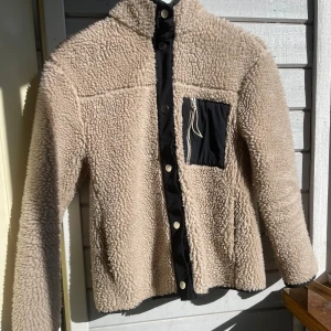 Teddy Jacka - Teddy jacka från H&M i fint skicka, säljer då den är förliten
