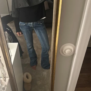 Bootcut jeans - Säljer dessa sååå snygga lågmidjade jeansen!! Jag är 167 och de är långa på mig!❤️❤️