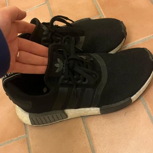 Adidas NMD sneakers - Sparsamt använda svarta Adidas NMD skor. Storlek 36&2/3 (UK 4). Pris kan diskuteras vid snabb affär