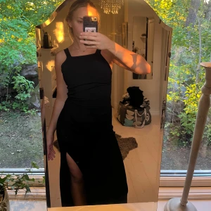 Långklänning svart🖤 - Svart långklänning/balklänning med slits och lite öppen i ryggen🖤väldigt bra skick