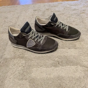 Phillipe model trainers - Söljer dessa feta phillipe model perfekta till hösten. Skicket är 8,5/10 inga defekter och inte alls smutsiga. Säljer dessa för 1500 då nypris är 4000.