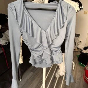 Topp - Superfin babyblå topp med volanger🥰storlek xs Pris går att diskutera! 