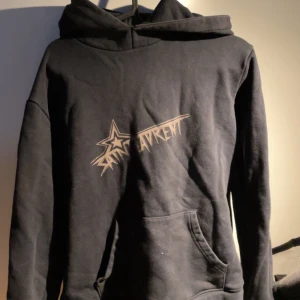 Saint Laurent hoodie - Saint Laurent hoodie storlek S Passar om du är runt 165-170 Säljer billigt eftersom den är för liten och har inget kvitto men är 100% äkta 