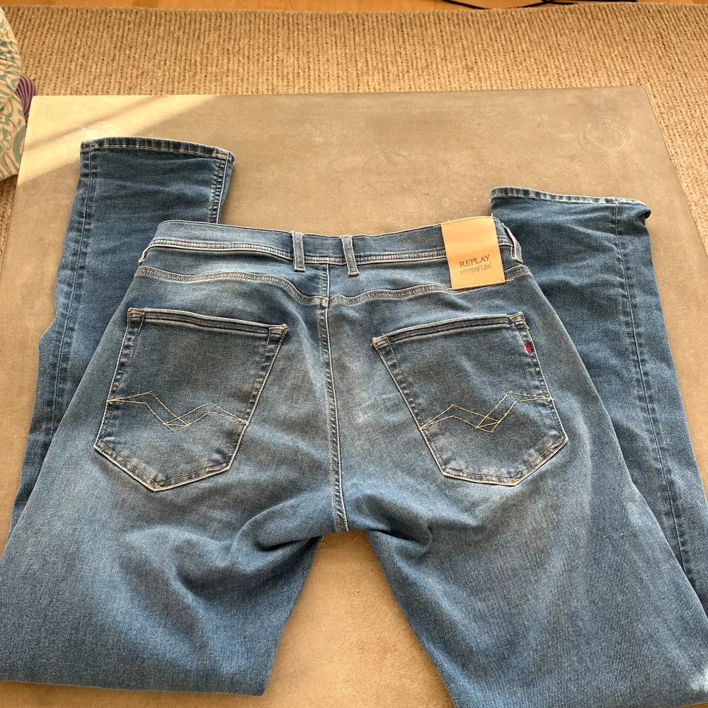 Ett par sjukt snygg och fräscha replay jeans, jeansen är väldigt sparsamt använda utan några som helst defekter, inga tecken på användning. Hör av dig vid frågor eller funderingar.. Jeans & Byxor.