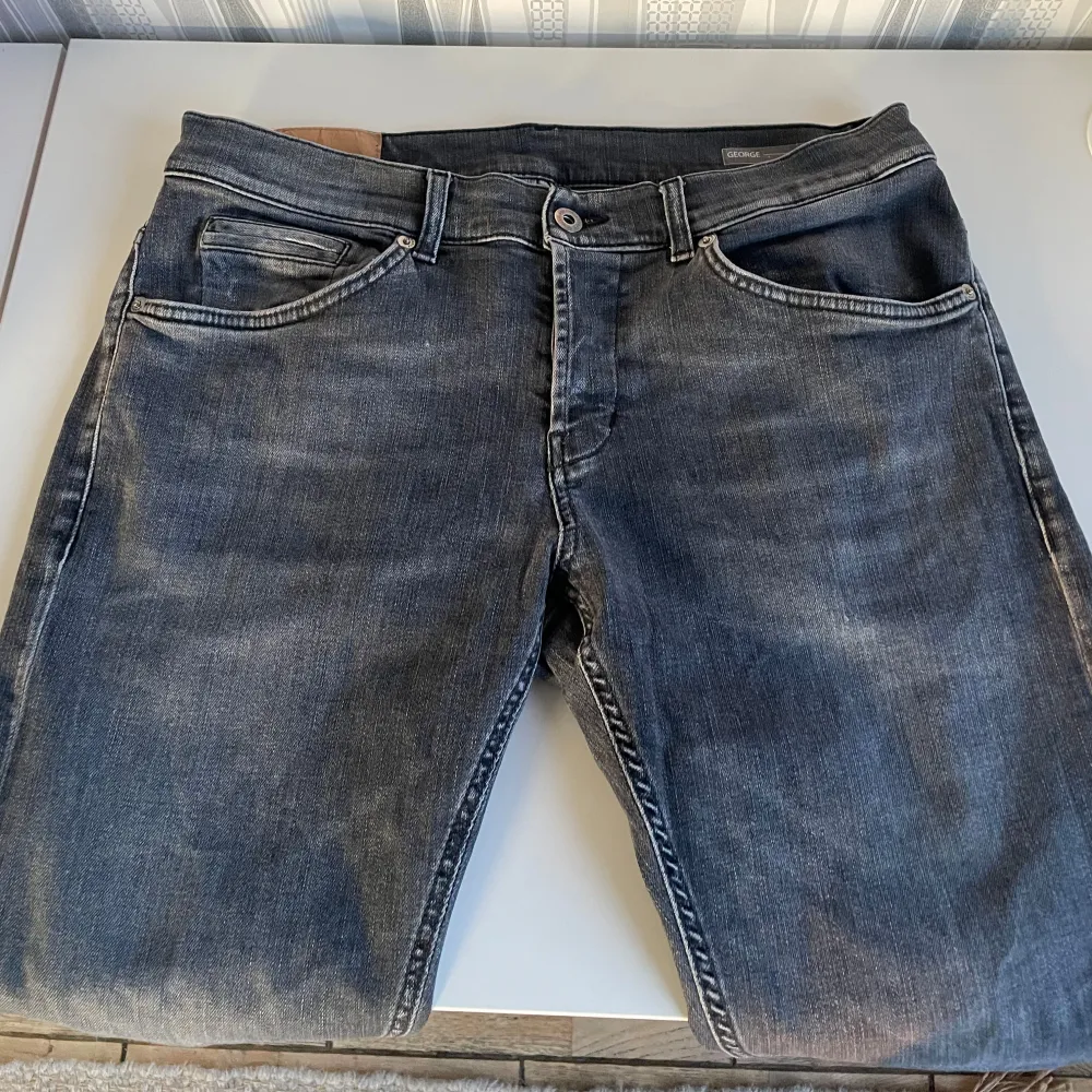 Tjena, säljer mina Dondup Jeans i den trendiga modellen George. Jeansen är knappt använda, cond 9/10. Nypris: 3200kr, hör av er vid minsta intresse// Anton. Jeans & Byxor.