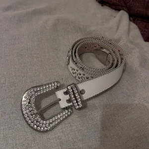 Tuttolente bb belt  - gamla tuttolente bb belt i vitt.  Inte använt för mycket. Size 40 så typ L - XL men har gjort ett till håll så d blir typ 32