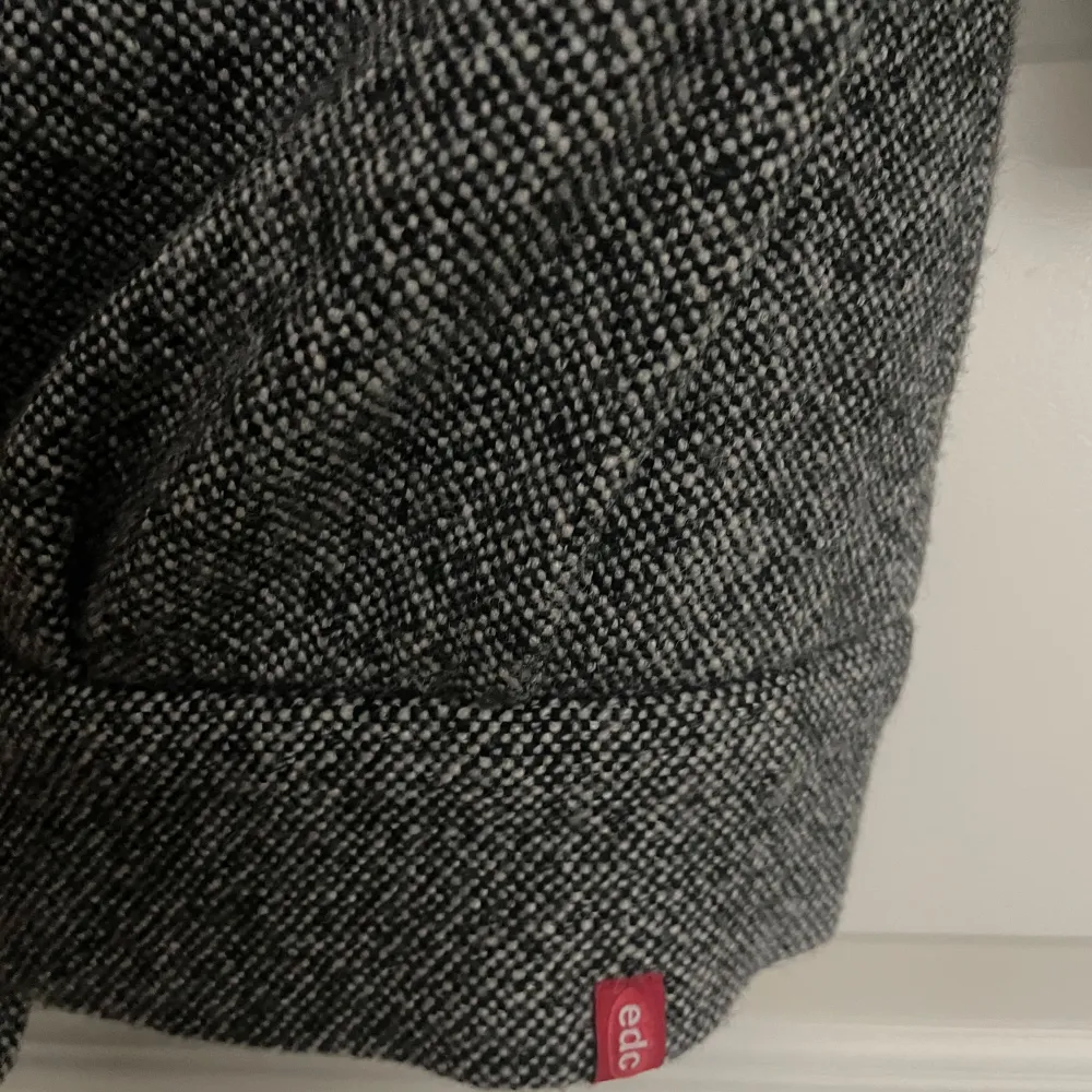 Har en kappa ifrån Esprit butiken i storlek S passar även om man har M 300 kr . Takit.