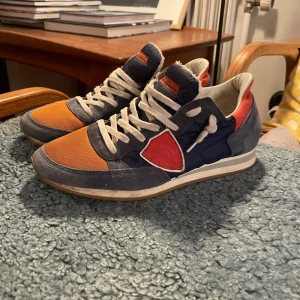 Philippe Model - Säljer ett par Philippe Model St tropez i storlek 41. Hör av er vid frågor. Skick 8,5/10