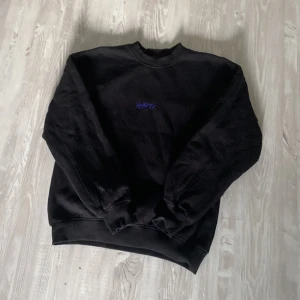 Ignite Vailent hoodie  - Säljer en fin Vailent hoodie med trycket ignite köpte denna på carlings för 2-3 är sen den har bara legat och tagit plats  Hör av er vid fler frågor!