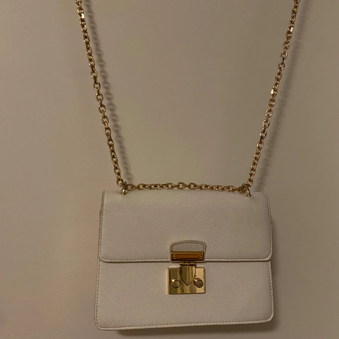 Vit guldig läderväska  - 90
