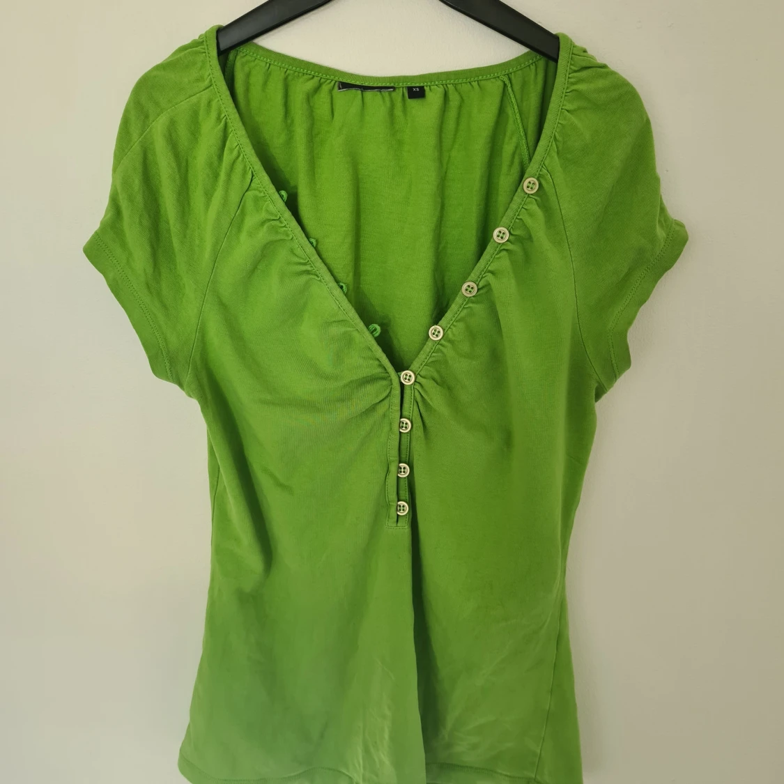 Tshirt med knäppning - 90