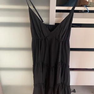 Klänning  - Svart v ringad klänning från SHEIN. Den är i fint skick då inte använd så ofta. 