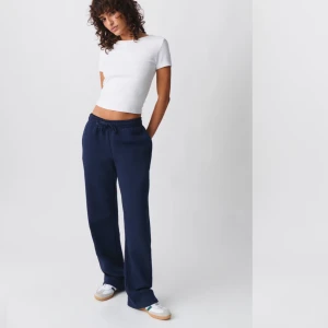 Ginatricot blåa mjukis - Säljer mina mörk blåa mjukisbyxor från Ginatricot💙 