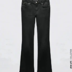 Svarta bootcut jeans Zara - Zara jeans som är lågmidjade och bootcut, strl 34💘