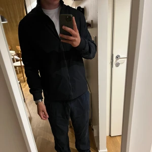 Mango jacka  - - Lätt mango jacka i sportig design, använd ett fåtal gånger.  - Inga defekter  