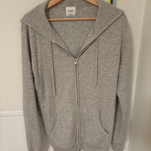 Cashmere Hoodie  - Säljer nu en grå Cashmere zip hoddie. Skick 9/10.