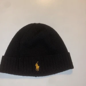 Polo mössa - Polo mössa med lätt slitage lite nopprig 47cm Säljs gör 200kr kan förhandlas
