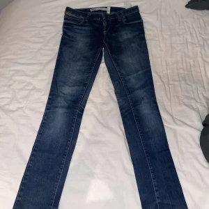 Snygga lågmidjade jeans - Jättefina lågmidjade jeans i modellen bootcut/ skinny, knappt använda från märket Only, står storlek 30/34 men skulle mer säga stl xs/34. Midjemått-41cm Innerbenslängd-83cm